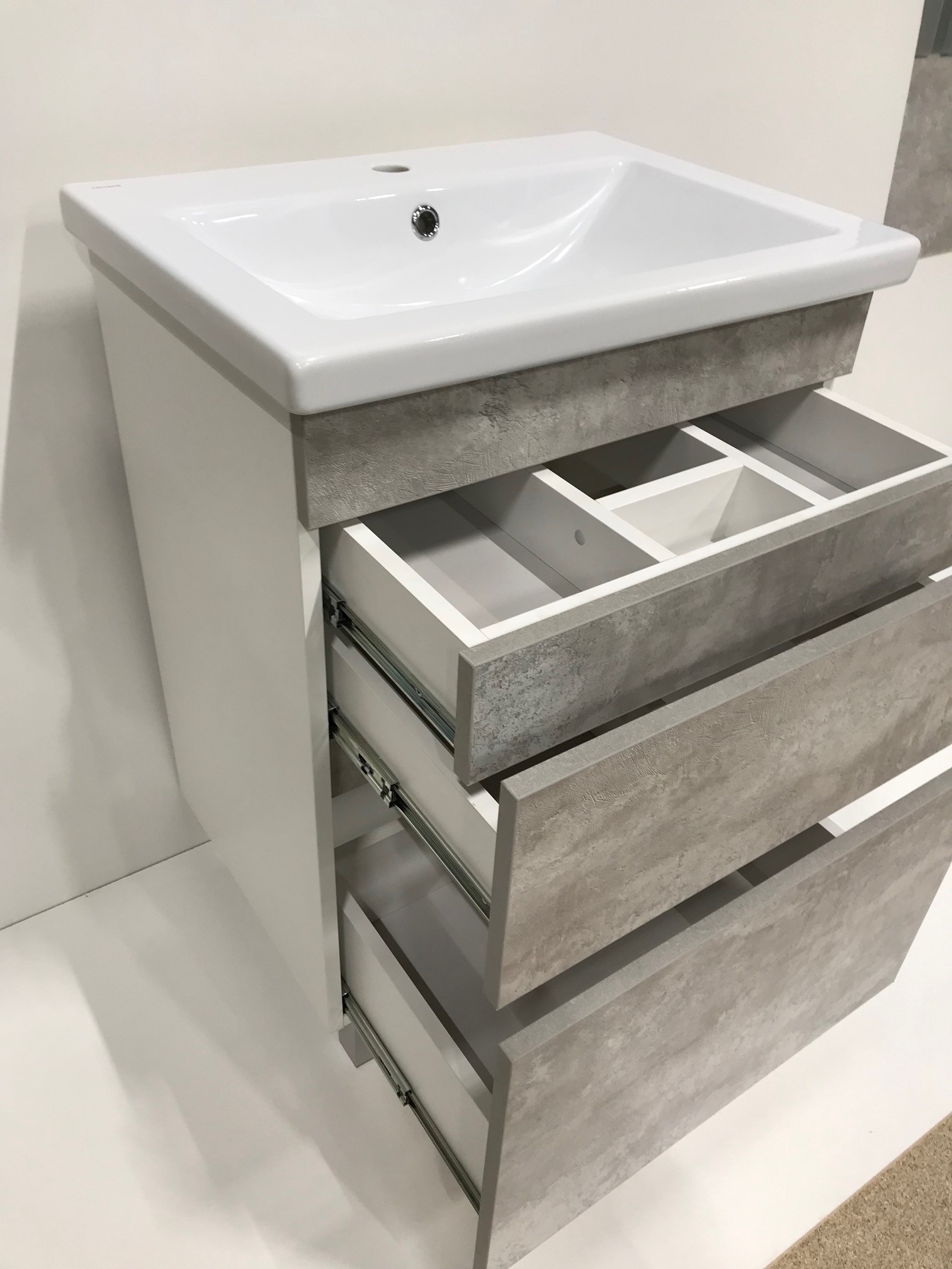 Тумба Рино 60 + ум. COMO 60 (фасад бетон, стенки белые) (1)