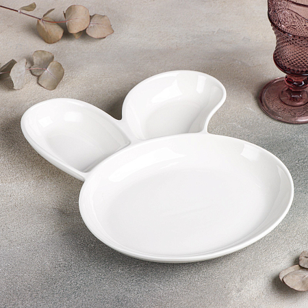 Блюдо фарфоровое для подачи Magistro «Ушастый зай» с двумя соусниками, d=27 см, фарфор, цвет белый 9